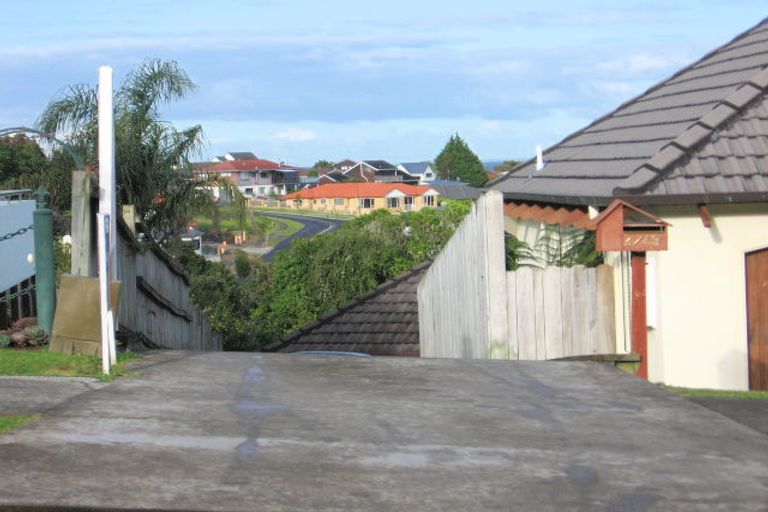 Photo of property in 2/49 Ribbonwood Crescent, Goodwood Heights, Auckland, 2105