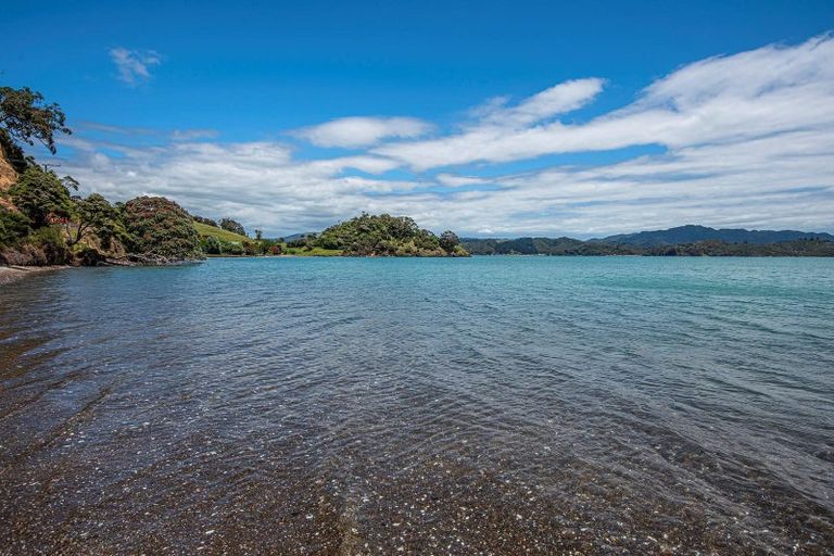 Photo of property in 950 Whangaruru Road North, Whangaruru, Russell, 0184