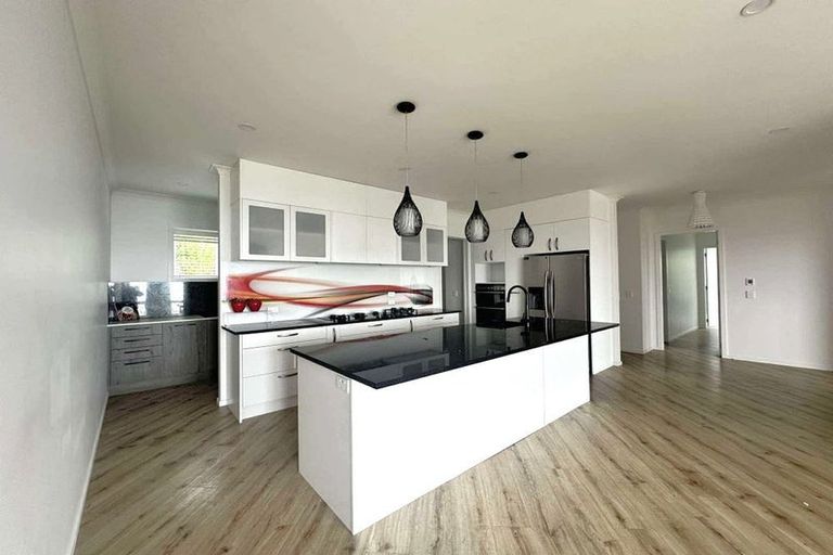 Photo of property in 14 Cessna Way, Newlands, Wellington, 6037