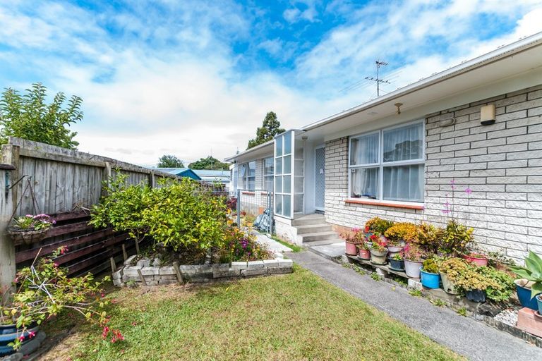 Photo of property in 2/13 Teviot Place, Totara Vale, Auckland, 0629