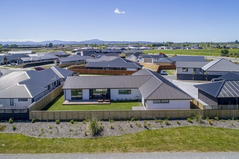 Photo of property in 32 Angus Place, Rangiora, 7400