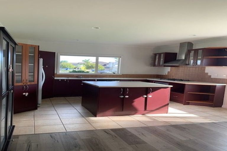 Photo of property in 2 Glastry Close, East Tamaki Heights, Auckland, 2016