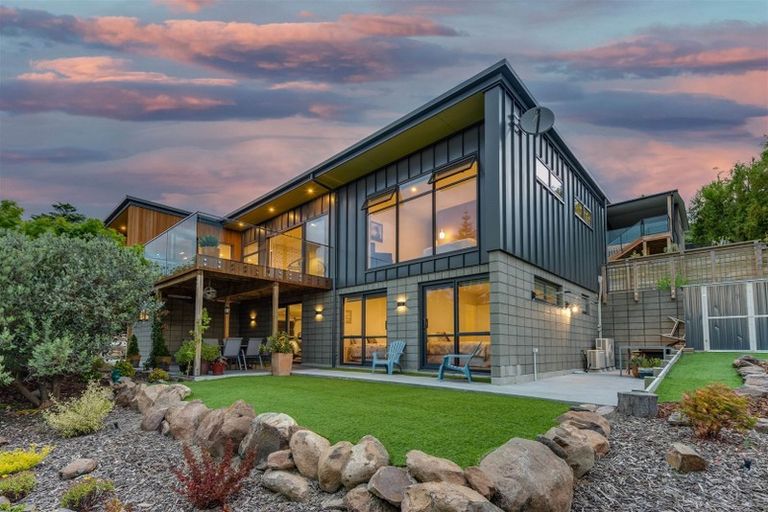 Photo of property in 10 Maffeys Road, Mount Pleasant, Christchurch, 8081