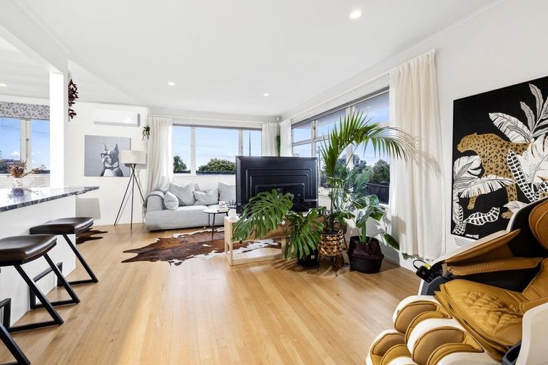 Photo of property in 1/694 East Coast Road, Pinehill, Auckland, 0632