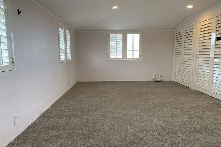 Photo of property in 115 Pupuke Road, Northcote, Auckland, 0627