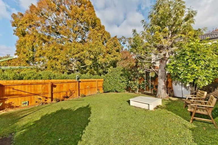 Photo of property in 65 Pupuke Road, Birkenhead, Auckland, 0627