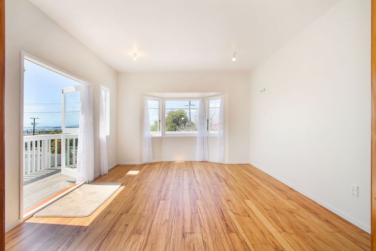 Photo of property in 32 Te Atatu Road, Te Atatu South, Auckland, 0610