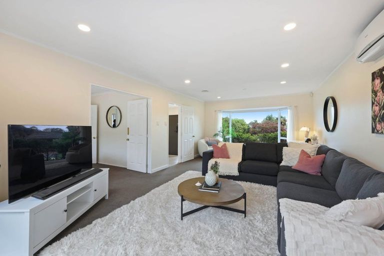 Photo of property in 6 Camira Place, Botany Downs, Auckland, 2010