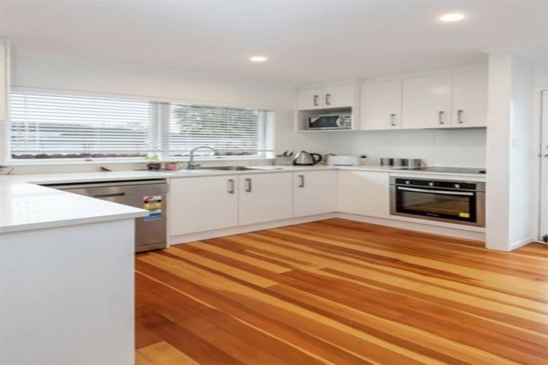 Photo of property in 100 Botany Road, Botany Downs, Auckland, 2010