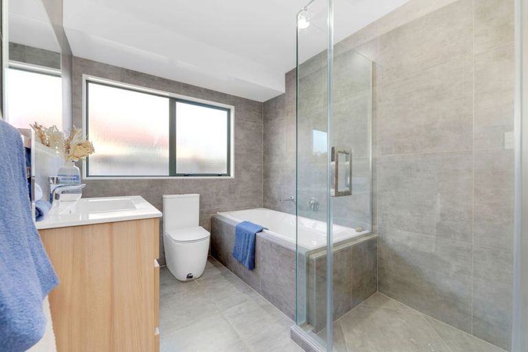 Photo of property in 5 Point View Link, East Tamaki Heights, Auckland, 2016