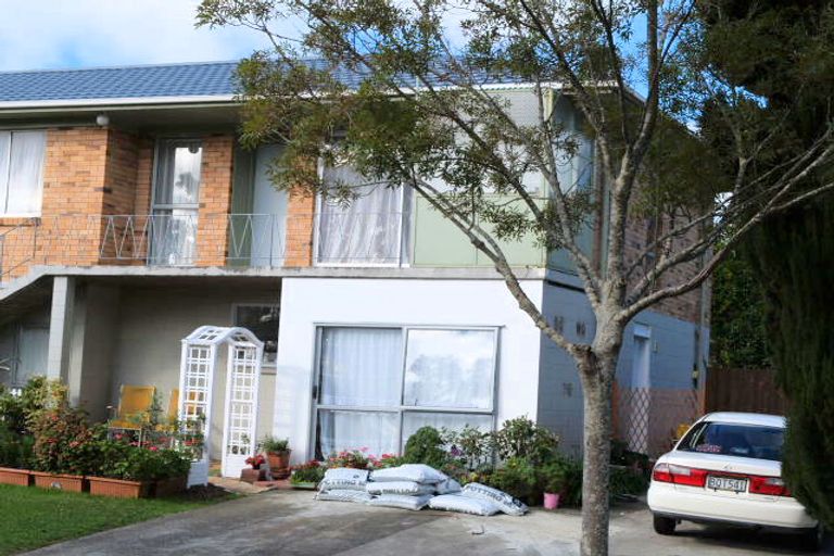 Photo of property in 2/2b Yeoman Place, Howick, Auckland, 2014