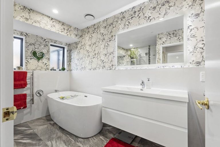 Photo of property in 11 Ruapehu Drive, Fitzherbert, Palmerston North, 4410