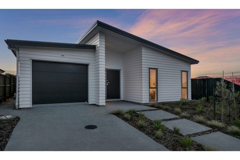 Photo of property in 36 Lumbarda Drive, Kumeu, 0810