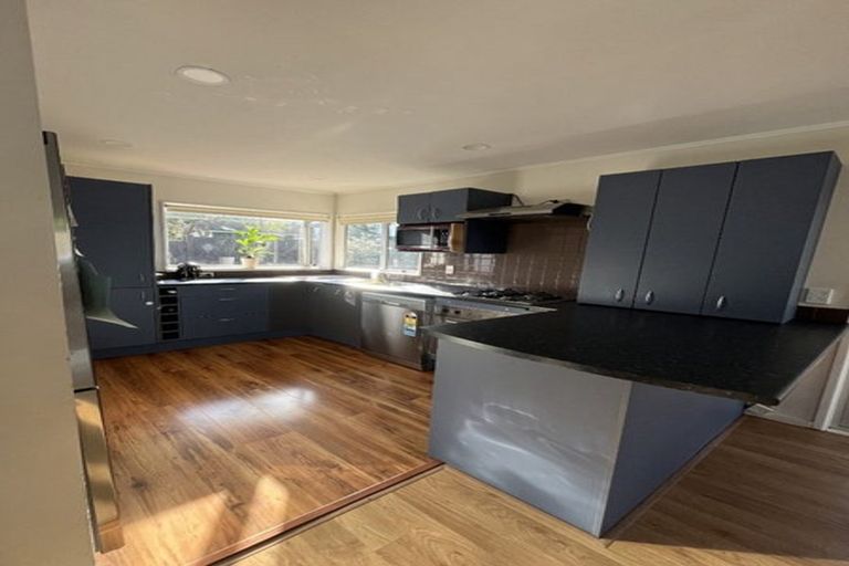 Photo of property in 2/17 Lambrown Drive, Totara Vale, Auckland, 0629