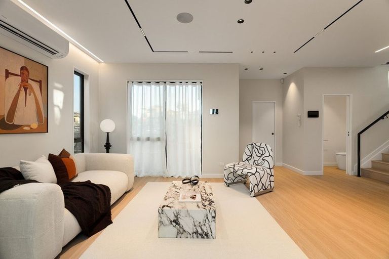 Photo of property in 2 Knights Close, Rothesay Bay, Auckland, 0630