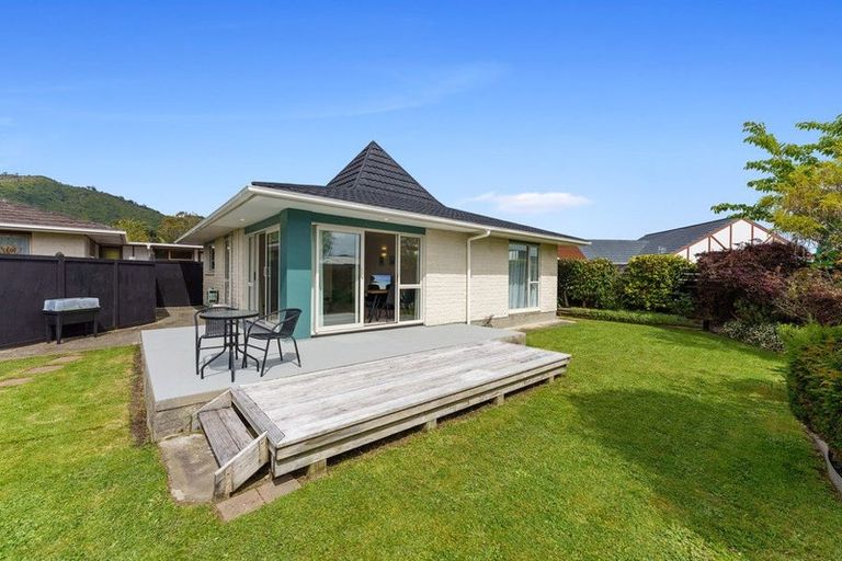 Photo of property in 17 Rewarewa Crescent, Waikanae, 5036