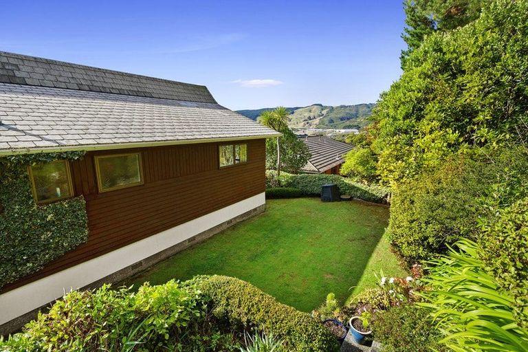 Photo of property in 34 Greyfriars Crescent, Tawa, Wellington, 5028