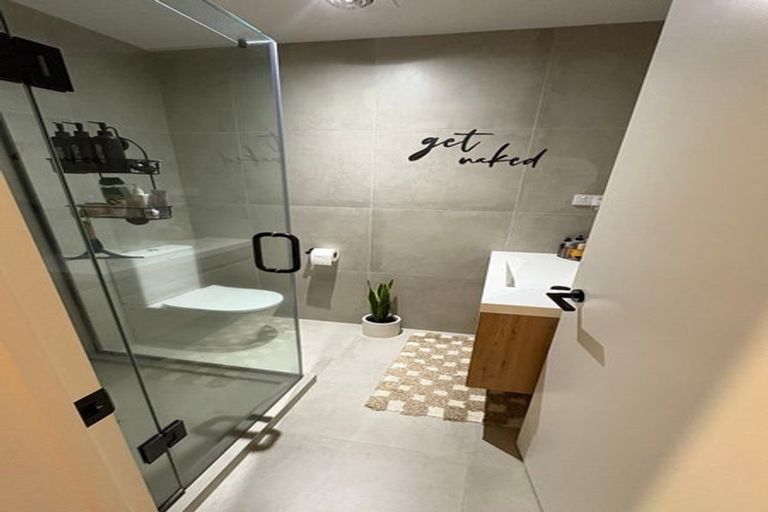 Photo of property in 4/89 Beach Road, Te Atatu Peninsula, 0610