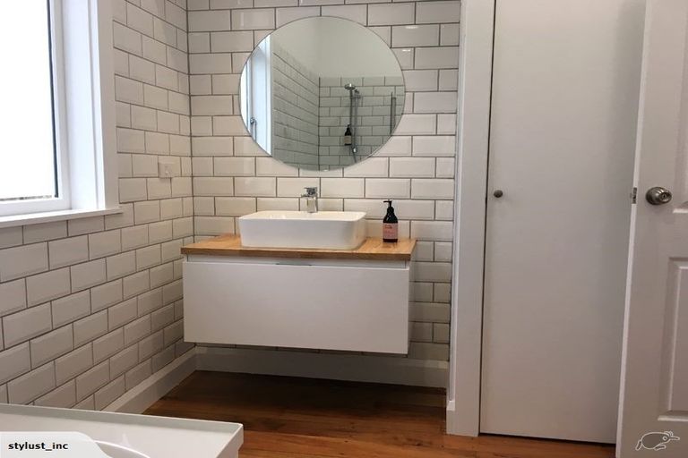 Photo of property in 2 Bayview Road, Paremata, Porirua, 5024