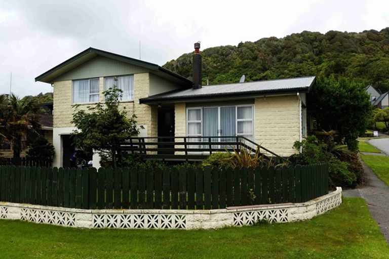 Photo of property in 135 Main South Road, Karoro, Greymouth, 7805