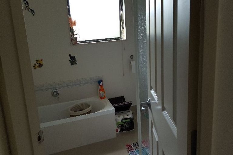 Photo of property in 80 Sunset Road, Unsworth Heights, Auckland, 0632