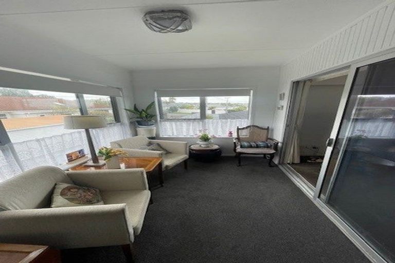 Photo of property in 2/104 East Coast Road, Forrest Hill, Auckland, 0620