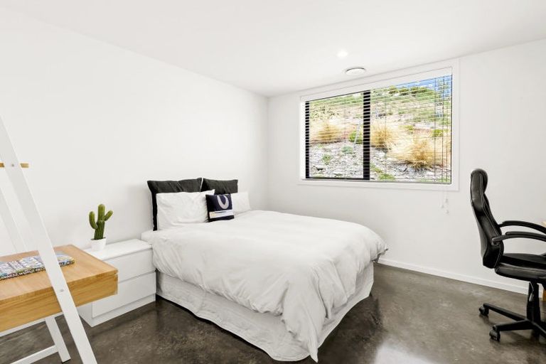 Photo of property in 8 Spring Hill Road, Kelvin Heights, Queenstown, 9300