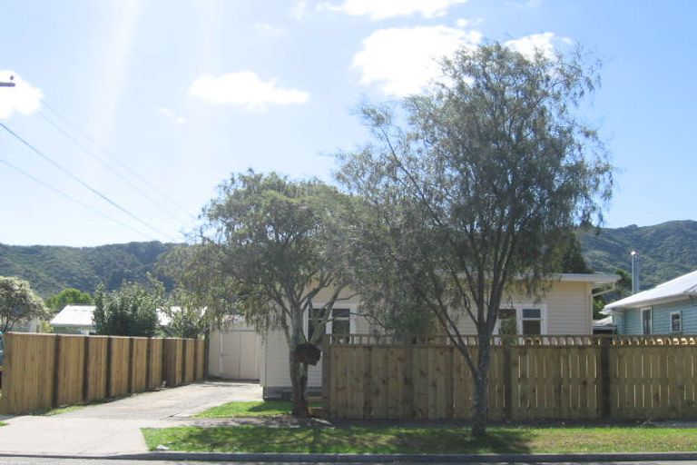 Photo of property in 3 Kowhai Avenue, Ebdentown, Upper Hutt, 5018