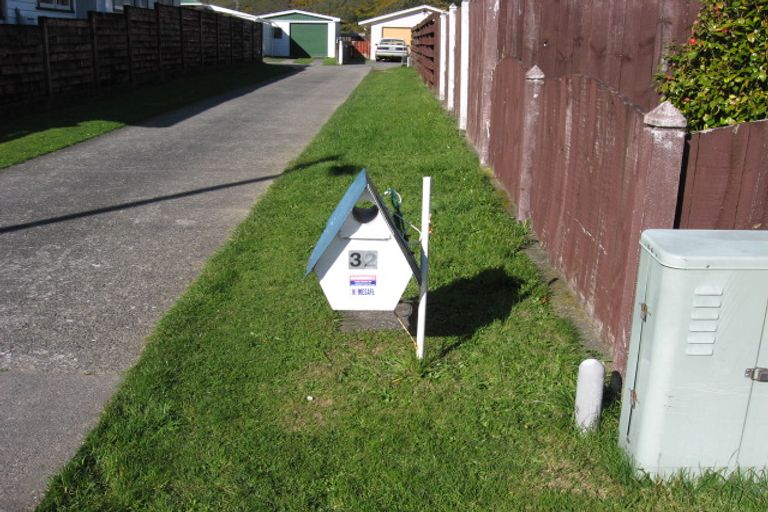 Photo of property in 32 Matthews Road, Wainuiomata, Lower Hutt, 5014