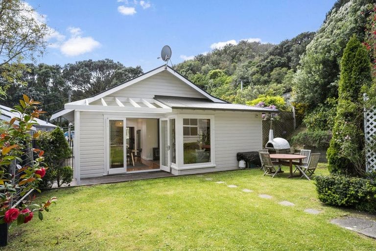 Photo of property in 1 Dee Street, Island Bay, Wellington, 6023