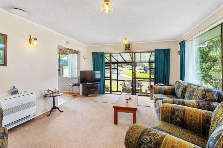 Photo of property in 81 Victory Crescent, Tawa, Wellington, 5028