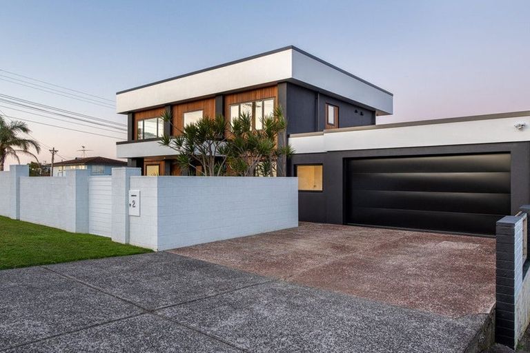 Photo of property in 1/2-4 Miri Road, Rothesay Bay, Auckland, 0630