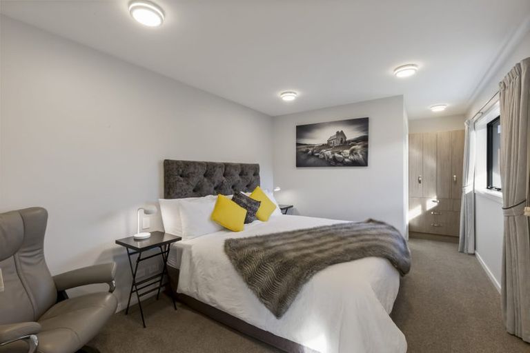 Photo of property in 18 Poplar Drive, Kelvin Heights, Queenstown, 9300