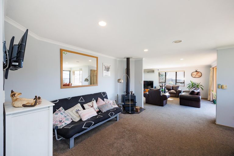 Photo of property in 12 Walnut Grove, Kelvin Grove, Palmerston North, 4414