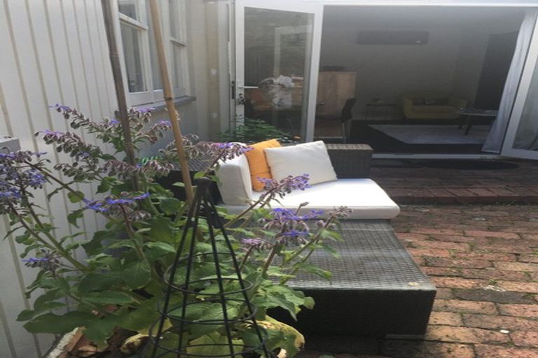 Photo of property in 17 Palliser Road, Roseneath, Wellington, 6011