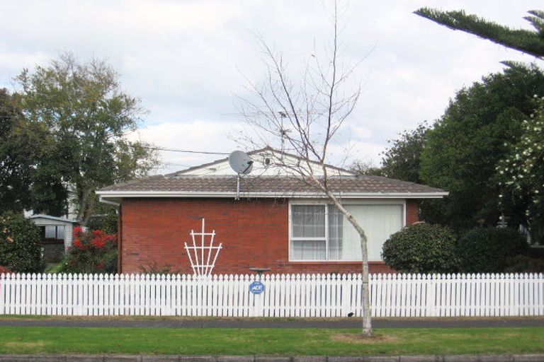 Photo of property in 12 Yeovil Road, Te Atatu Peninsula, Auckland, 0610