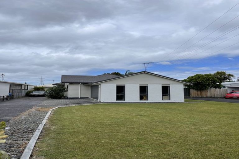 Photo of property in 51 Queen Mary Avenue, New Lynn, Auckland, 0600
