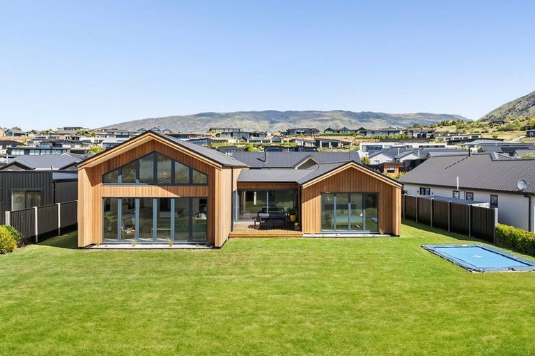 Photo of property in 7 Sapphire Spring Rise, Wanaka, 9305