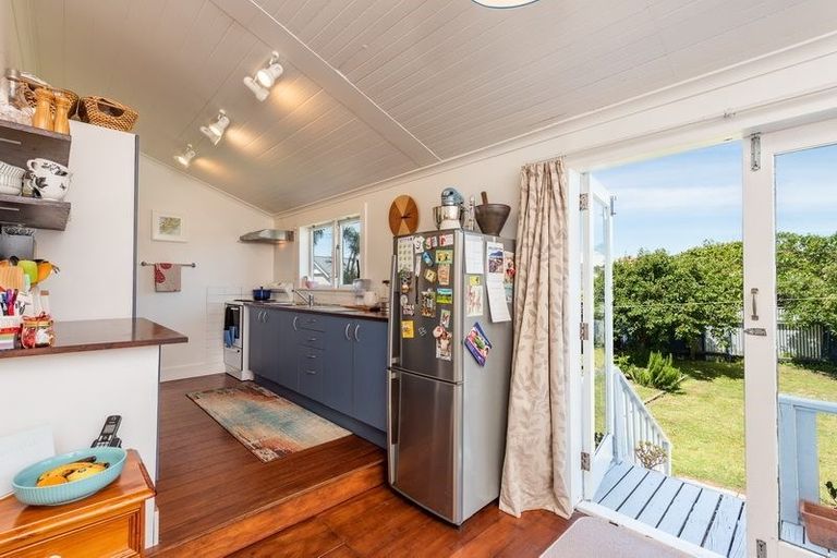 Photo of property in 99 Onepu Road, Lyall Bay, Wellington, 6022