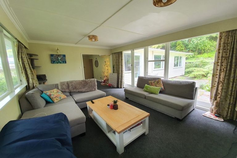 Photo of property in 96 Pinehaven Road, Pinehaven, Upper Hutt, 5019