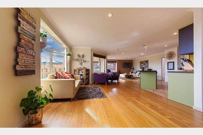 Photo of property in 31 Roy Maloney Drive, Henderson, Auckland, 0612