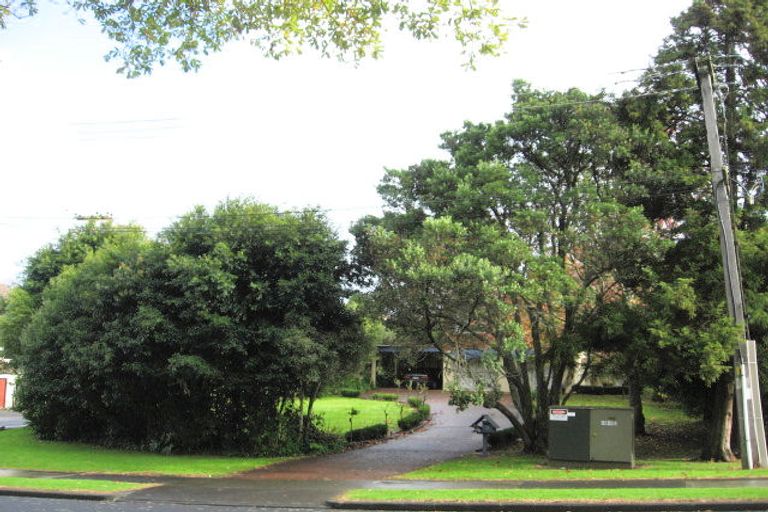 Photo of property in 2 Marine Parade, Mellons Bay, Auckland, 2014