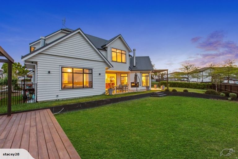 Photo of property in 11 Asola Place, Karaka, Papakura, 2113