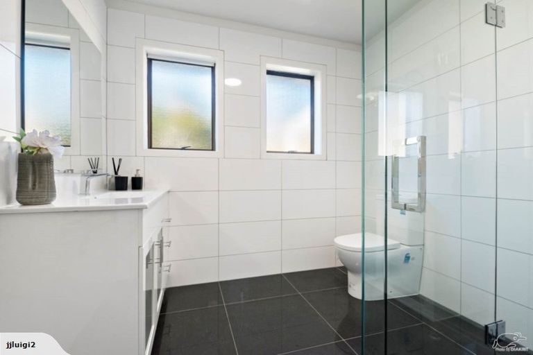 Photo of property in 1/31 Browns Bay Road, Browns Bay, Auckland, 0630