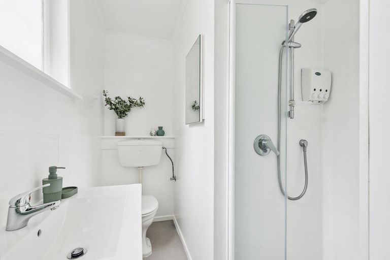 Photo of property in 2/8 Mataroa Avenue, Northland, Wellington, 6012