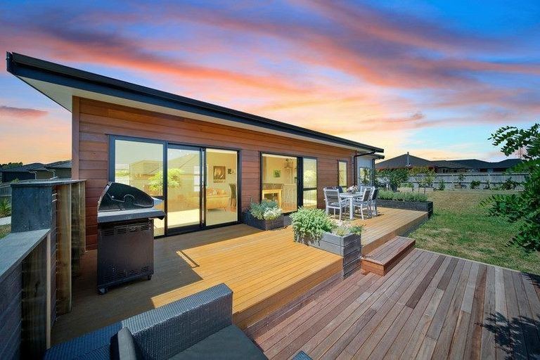 Photo of property in 52 Harbour Crest Drive, Waiuku, 2123