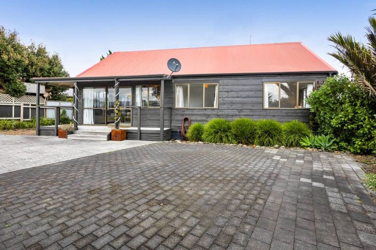Photo of property in 9 Pohutukawa Drive, Opunake, 4616
