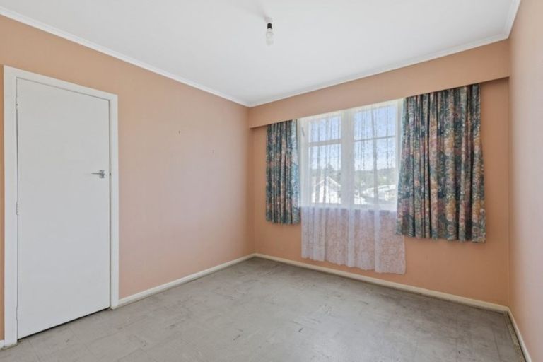 Photo of property in 2 Lowry Crescent, Stokes Valley, Lower Hutt, 5019