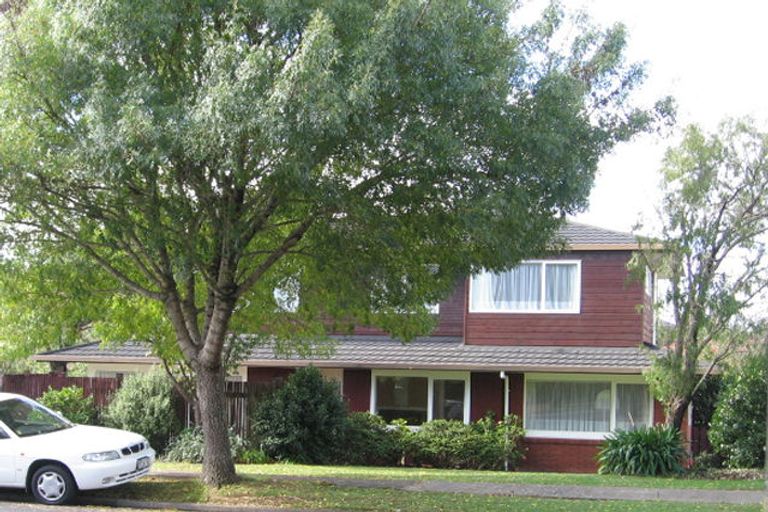 Photo of property in 32 Mirrabooka Avenue, Botany Downs, Auckland, 2010