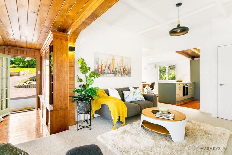 Photo of property in 16 Harrybrook Road, Green Bay, Auckland, 0604